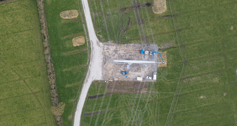 Vue du haut d’un chantier avec des routes et des espaces verts, montrant comment le Pegasus TRK100 mesure une infrastructure urbaine et de services publics, telle que les réverbères, panneaux de circulation et poteaux de transmission.